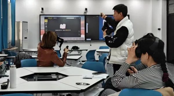 萌科科技&大朋VR共同打造VR思政教室-93913.com-XR信息與元宇宙產業服務